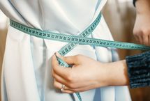 結婚式に着るスーツ姿の男性の写真