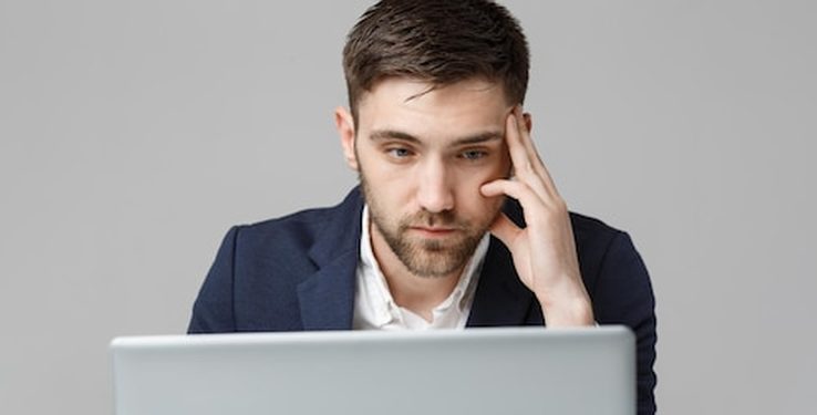 オーダースーツを着た男性の写真