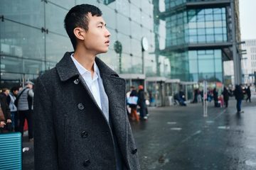 生地を比べるスーツの生地サンプル
